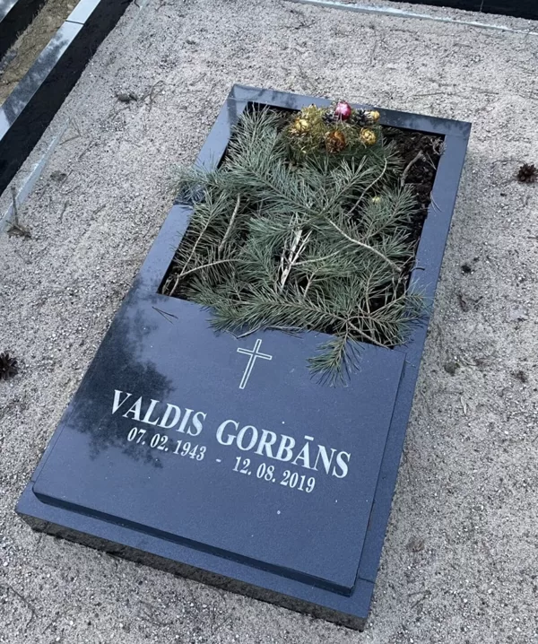 Granīta daļēji slēgtā kapu apmale