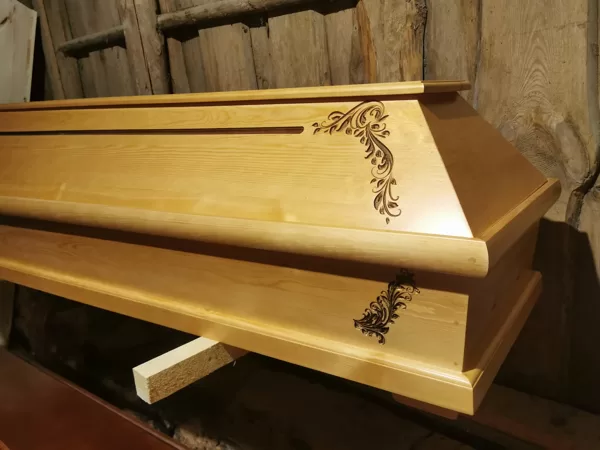 Koka zārks ar gravējumu