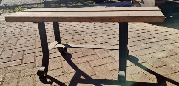 Koka soliņi ar dzelzs kājām