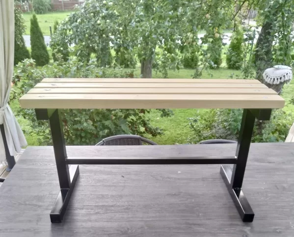 Koka soliņi ar dzelzs kājām